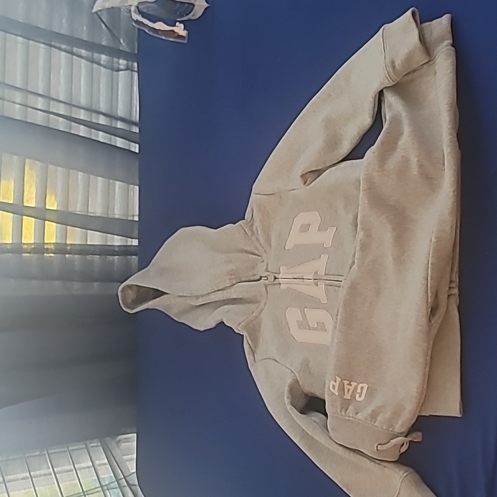 Preloved gray with pink and white Gap logo sweatsuit size 4 years.